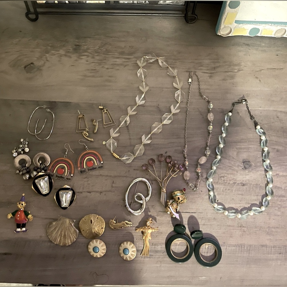 Lovely Jewelry Lot. Necklaces, Earrings, Brooches. Vintage, Unique pieces.